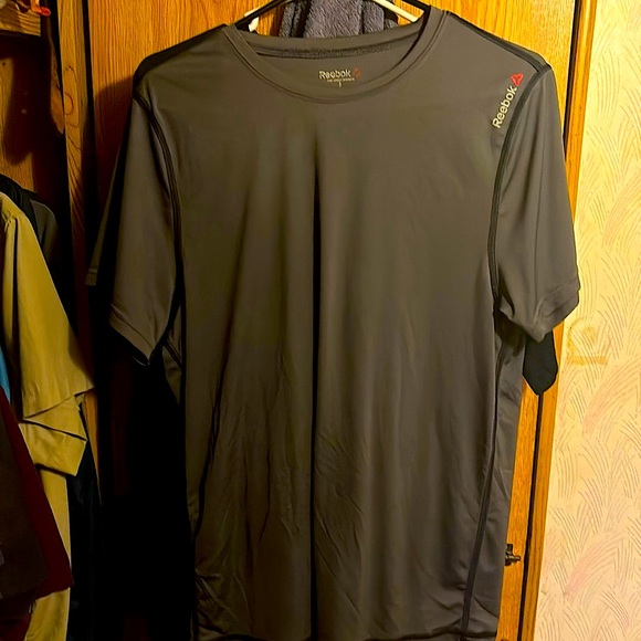 Reebok T shirt - Picture 2 of 3